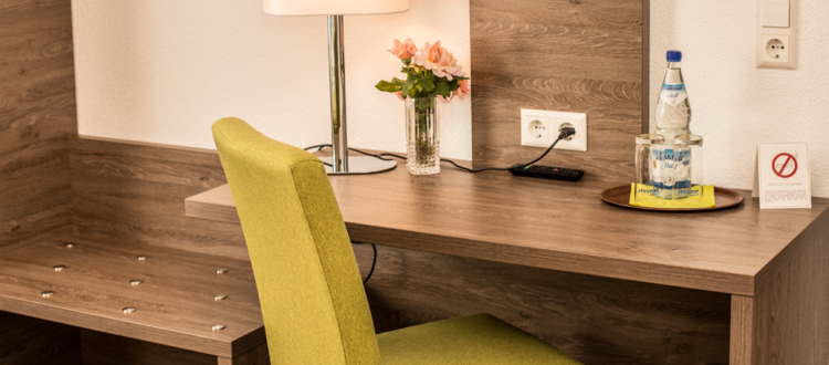 Schreibtisch im Doppelzimmer 