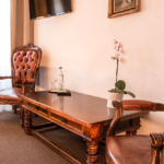 Alte Sessel im Doppelzimmer 