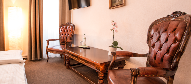 Alte Sessel im Doppelzimmer 