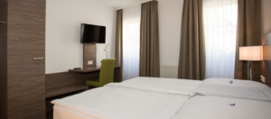 Schreibtisch des Doppelzimmers "Premium" in Bad Wimpfen bei Hotel Wagner