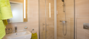 Bad des Doppelzimmers Superior in Bad Wimpfen bei Hotel Wagner