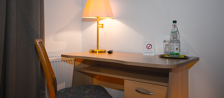 Schreibtisch im Doppelzimmer 